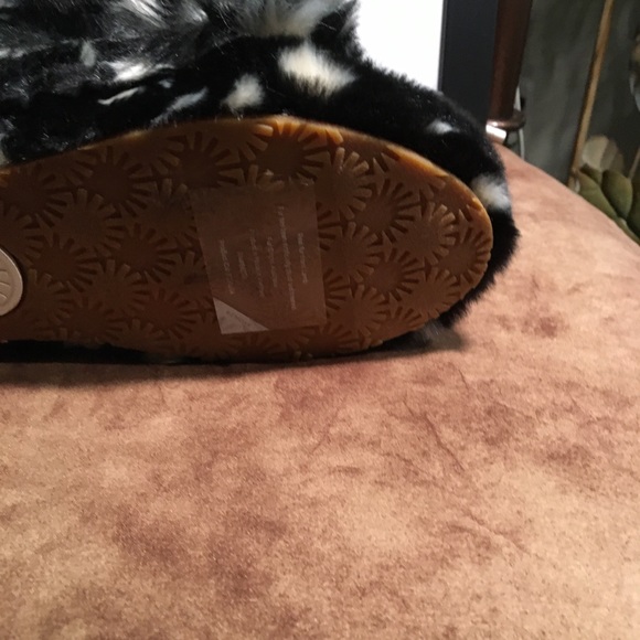 UGG NIB AUTHENTIC OH YEAH SPOTS BLACK & WHITE SLIPPERS - Picture 14 of 16